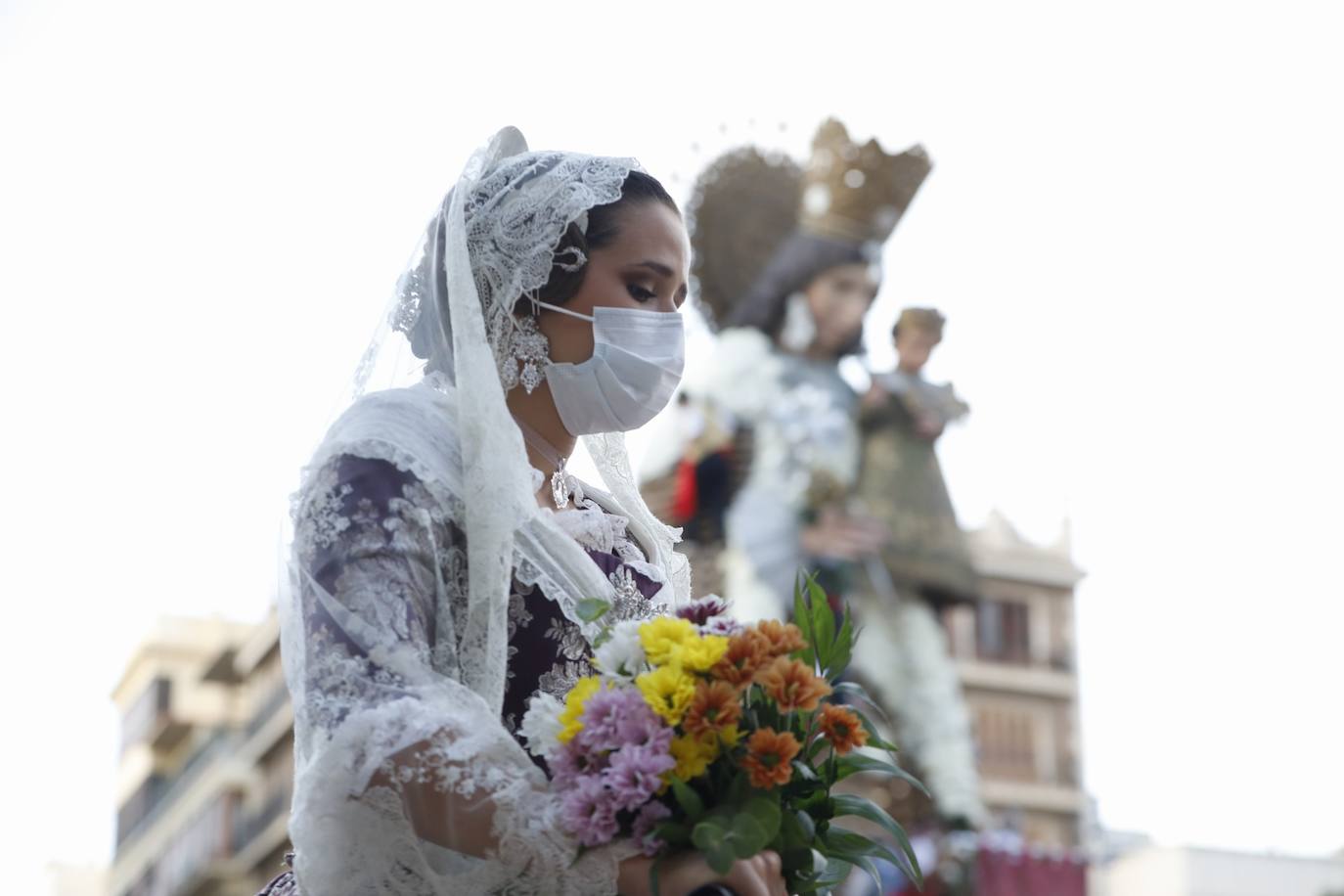 Los falleros se reencuentran con la Virgen este viernes 3 de septiembre, en las que pasarán a la historia como las Fallas más atípicas por las restricciones de la pandemia. Las comisiones vuelven a recorrer las calles de Valencia tras la cancelación de las fiestas el pasado 2020.