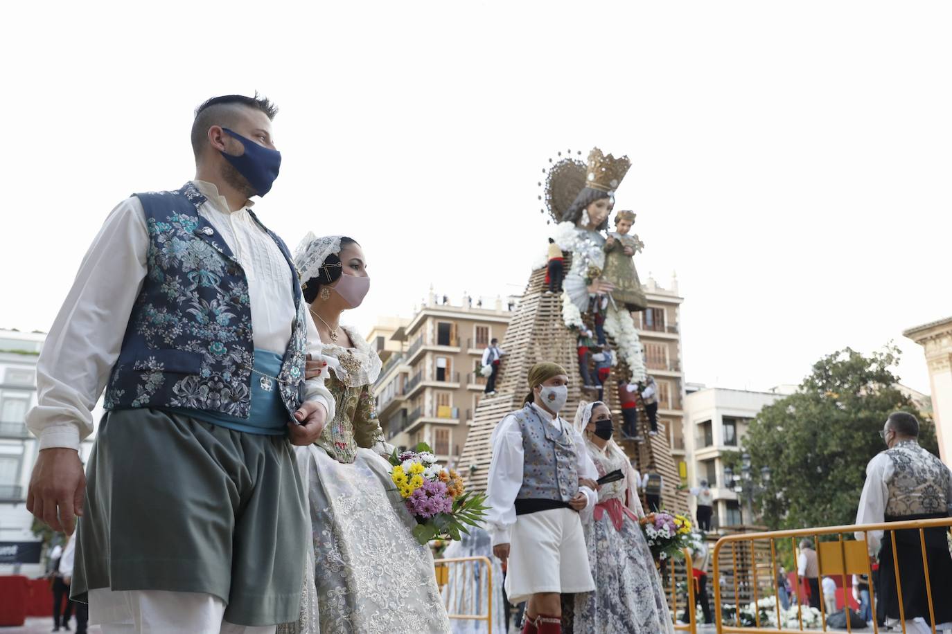 Los falleros se reencuentran con la Virgen este viernes 3 de septiembre, en las que pasarán a la historia como las Fallas más atípicas por las restricciones de la pandemia. Las comisiones vuelven a recorrer las calles de Valencia tras la cancelación de las fiestas el pasado 2020.