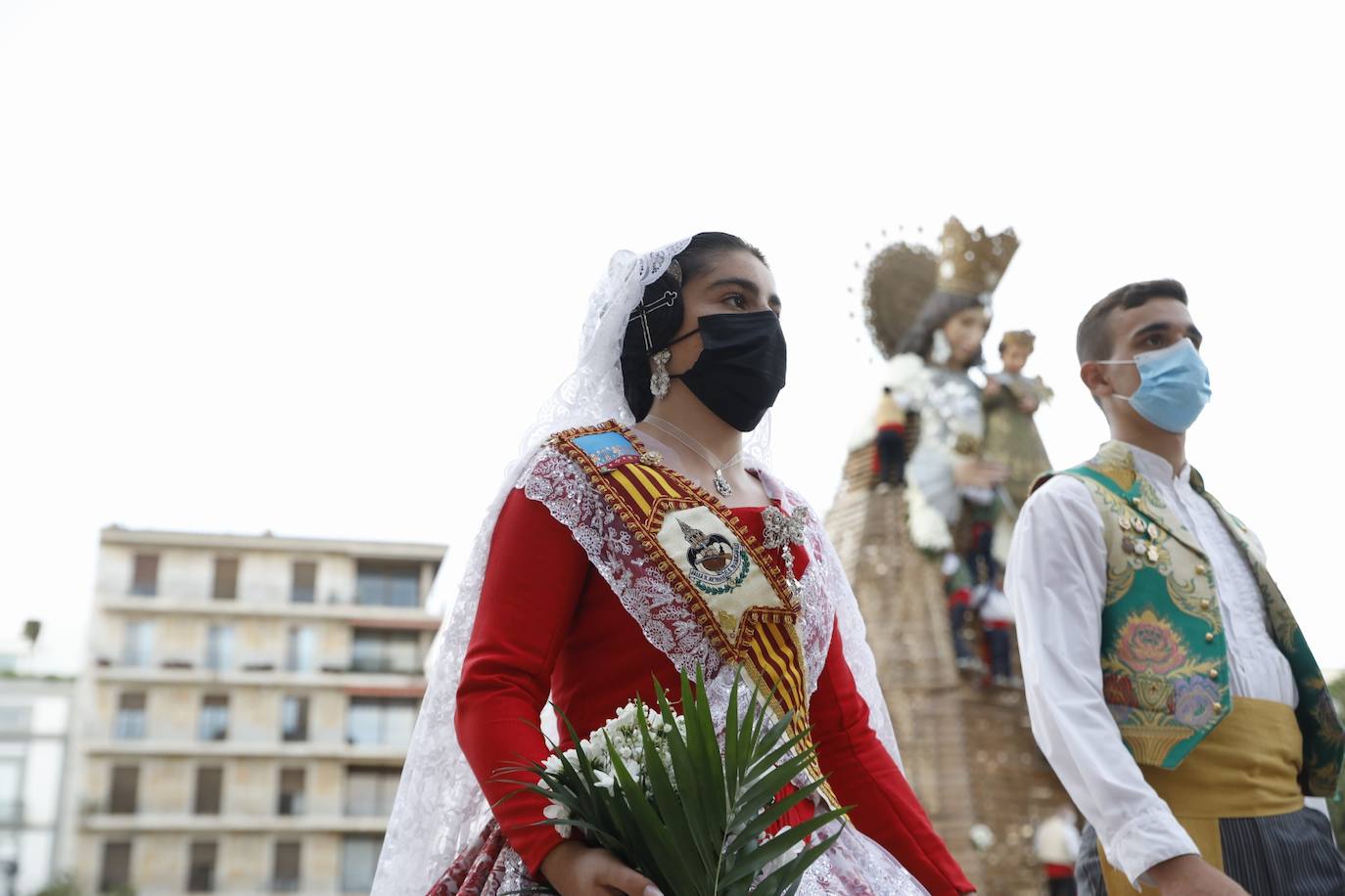 Los falleros se reencuentran con la Virgen este viernes 3 de septiembre, en las que pasarán a la historia como las Fallas más atípicas por las restricciones de la pandemia. Las comisiones vuelven a recorrer las calles de Valencia tras la cancelación de las fiestas el pasado 2020.