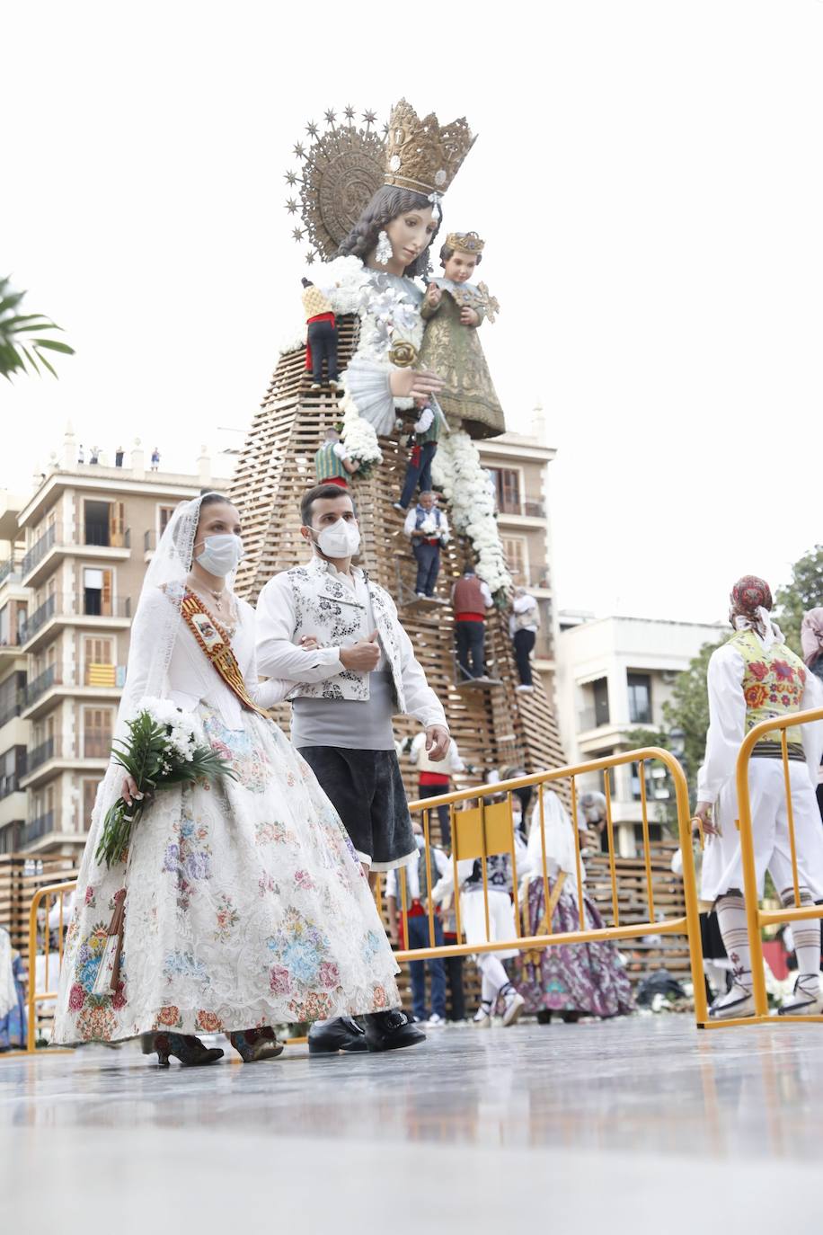 Los falleros se reencuentran con la Virgen este viernes 3 de septiembre, en las que pasarán a la historia como las Fallas más atípicas por las restricciones de la pandemia. Las comisiones vuelven a recorrer las calles de Valencia tras la cancelación de las fiestas el pasado 2020.