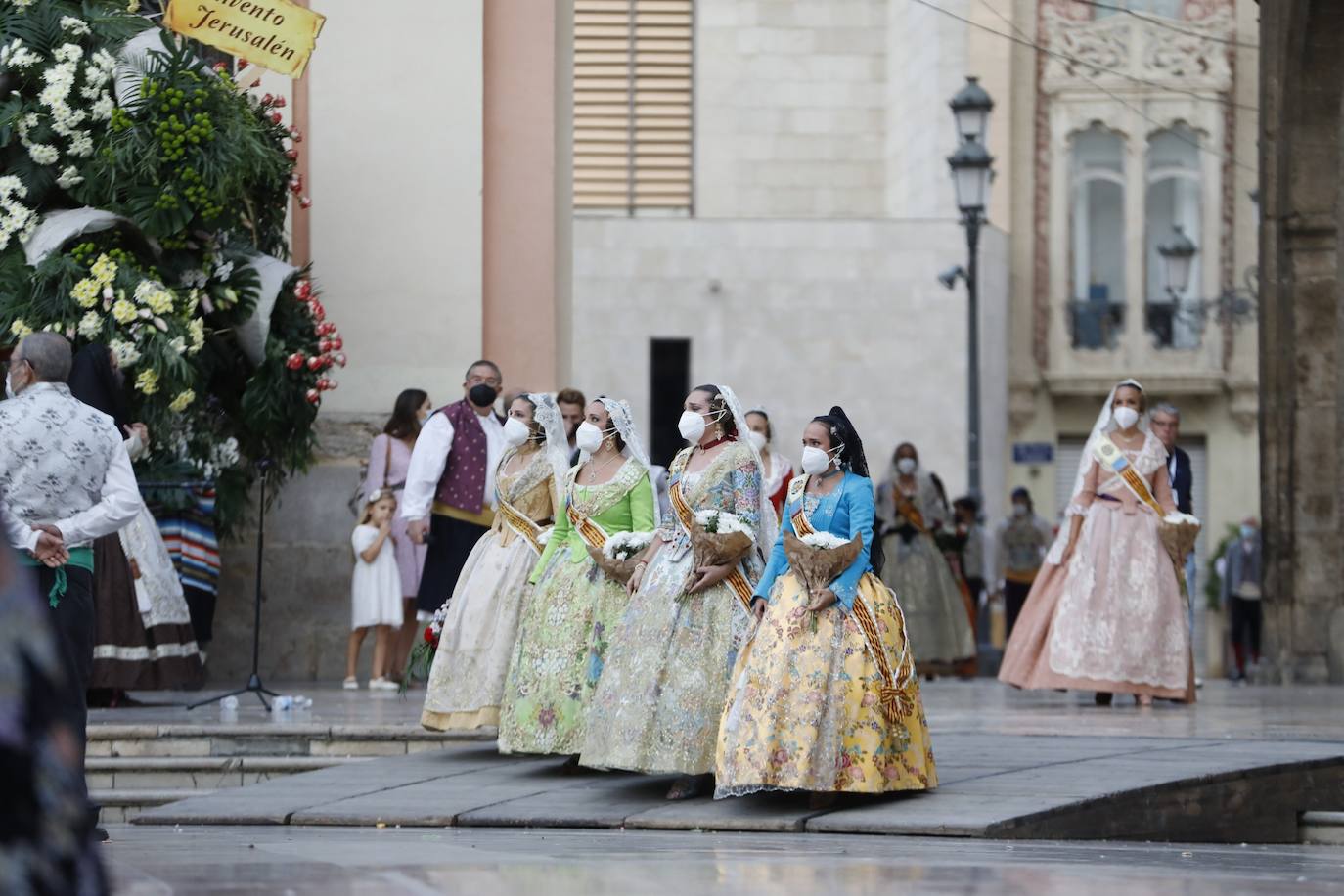 Los falleros se reencuentran con la Virgen este viernes 3 de septiembre, en las que pasarán a la historia como las Fallas más atípicas por las restricciones de la pandemia. Las comisiones vuelven a recorrer las calles de Valencia tras la cancelación de las fiestas el pasado 2020.