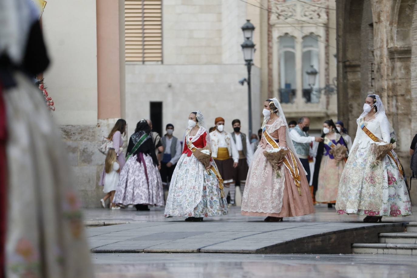 Los falleros se reencuentran con la Virgen este viernes 3 de septiembre, en las que pasarán a la historia como las Fallas más atípicas por las restricciones de la pandemia. Las comisiones vuelven a recorrer las calles de Valencia tras la cancelación de las fiestas el pasado 2020.