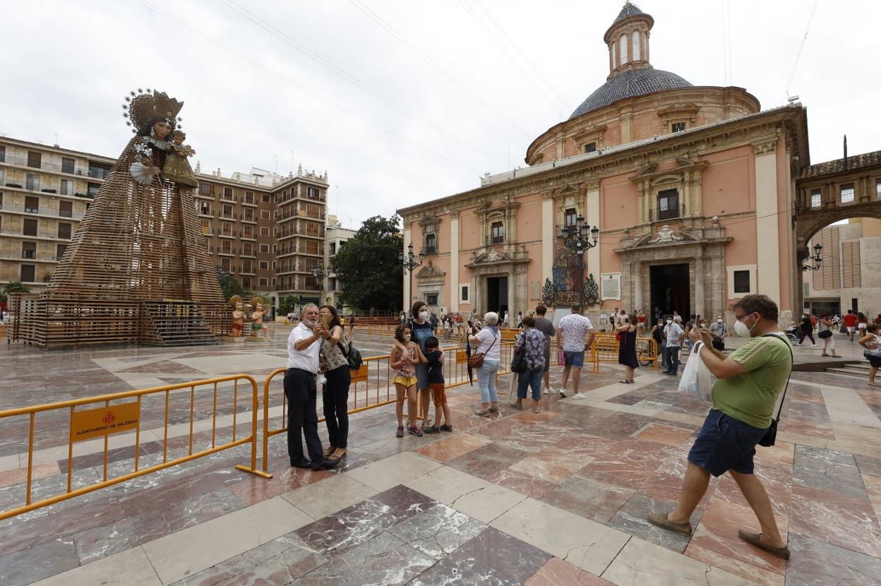 Público en la plaza de la Virgen, antes del cierre de hoy. jesús signes