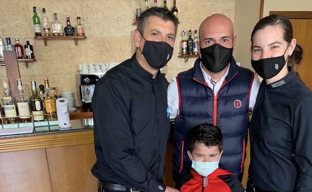 Raúl Resino y su hijo junto a Gaspar, copropietario del restaurante Neptuno, y la camarera Mar Marzá. 