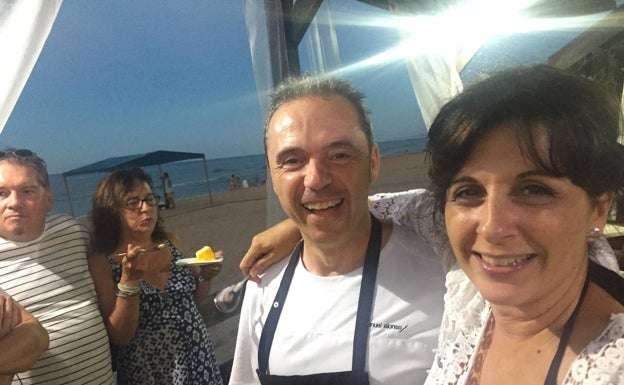 El cocinero Manuel Alonso junto a Carmen, mujer de Bernd Knöller, durante la boda que el chef alemán celebró en Casa Manolo. 