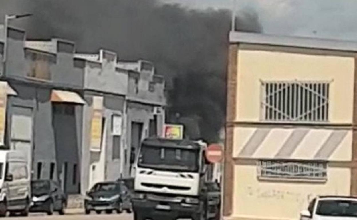 Humo que sale del negocio incendiado. 