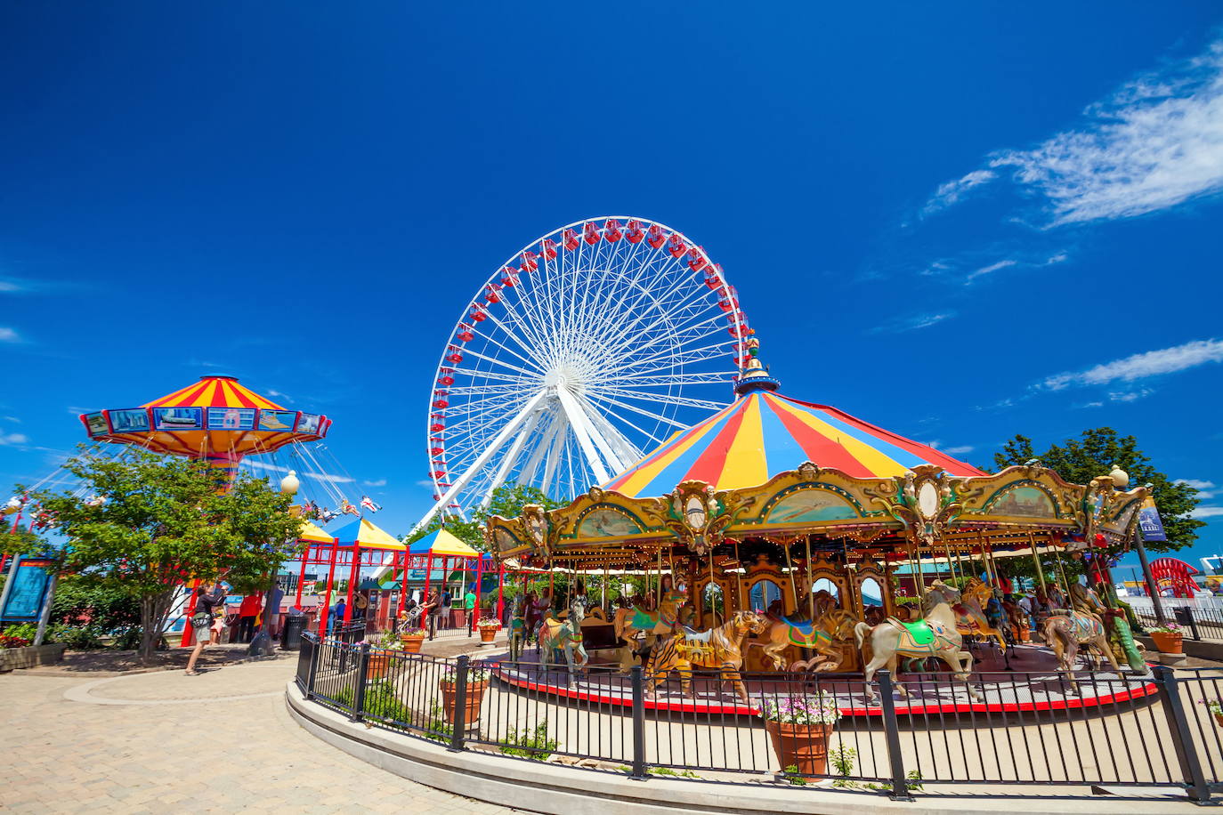 CHICAGO (ESTADOS UNIDOS) | En Chicago se construyó la primera noria del mundo en 1893 y fue diseñada por George W. Ferris para la World’s Columbian Exposition. La que gira en la ciudad estadounidense desde 2016 es, precisamente, una réplica de aquella, aunque unos 20 metros más baja y con mucha menos capacidad. Situada en el parque de atracciones del muelle Navy Pier, desde sus 60 metros de altura se obtiene una panorámica de 360 grados de la ciudad y, sobre todo, del lago Michigan. 