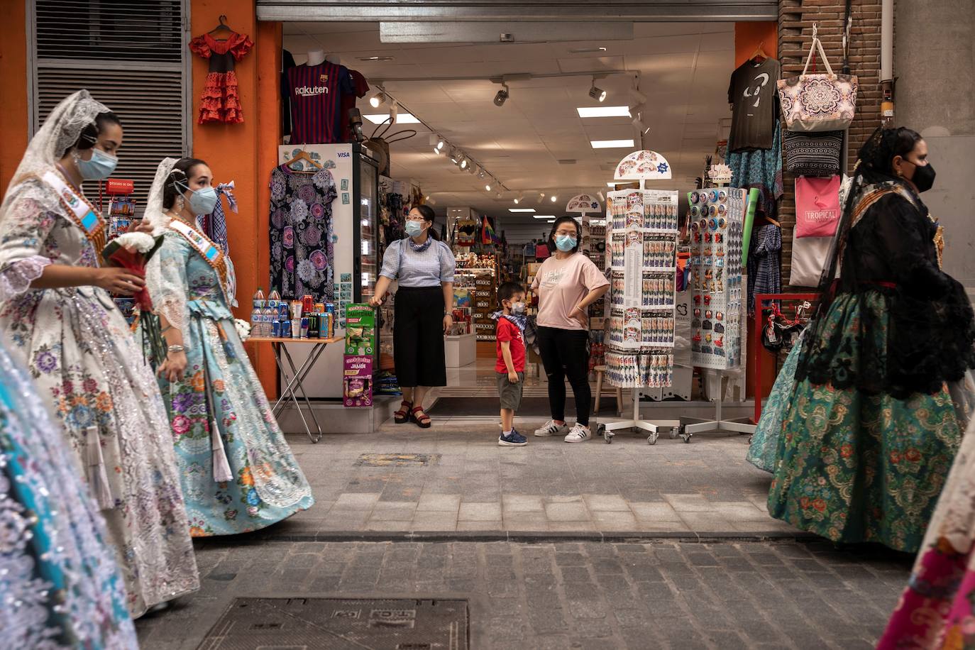 Los falleros se reencuentran con la Virgen este viernes 3 de septiembre, en las que pasarán a la historia como las Fallas más atípicas por las restricciones de la pandemia. Las comisiones vuelven a recorrer las calles de Valencia tras la cancelación de las fiestas el pasado 2020.