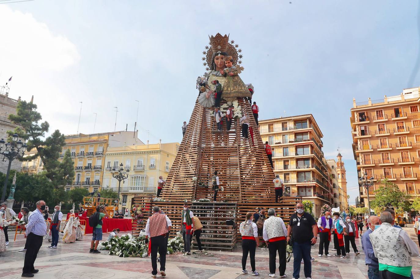 Los falleros se reencuentran con la Virgen este viernes 3 de septiembre, en las que pasarán a la historia como las Fallas más atípicas por las restricciones de la pandemia. Las comisiones vuelven a recorrer las calles de Valencia tras la cancelación de las fiestas el pasado 2020.