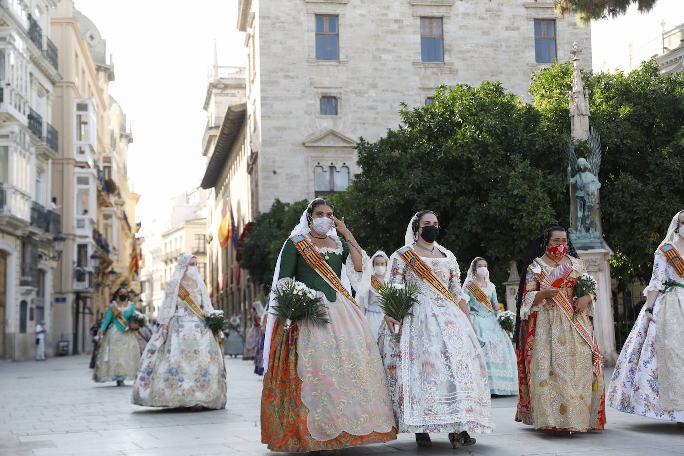 Los falleros se reencuentran con la Virgen este viernes 3 de septiembre, en las que pasarán a la historia como las Fallas más atípicas por las restricciones de la pandemia. Las comisiones vuelven a recorrer las calles de Valencia tras la cancelación de las fiestas el pasado 2020.