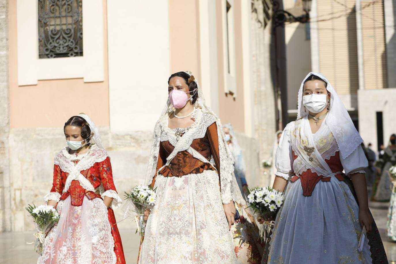 Los falleros se reencuentran con la Virgen este viernes 3 de septiembre, en las que pasarán a la historia como las Fallas más atípicas por las restricciones de la pandemia. Las comisiones vuelven a recorrer las calles de Valencia tras la cancelación de las fiestas el pasado 2020.