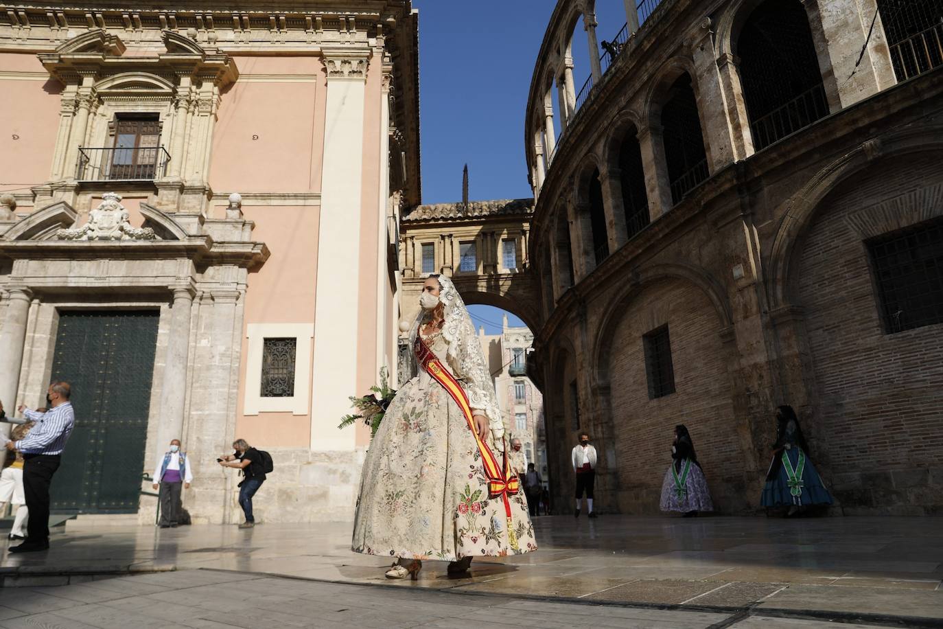 Los falleros se reencuentran con la Virgen este viernes 3 de septiembre, en las que pasarán a la historia como las Fallas más atípicas por las restricciones de la pandemia. Las comisiones vuelven a recorrer las calles de Valencia tras la cancelación de las fiestas el pasado 2020.