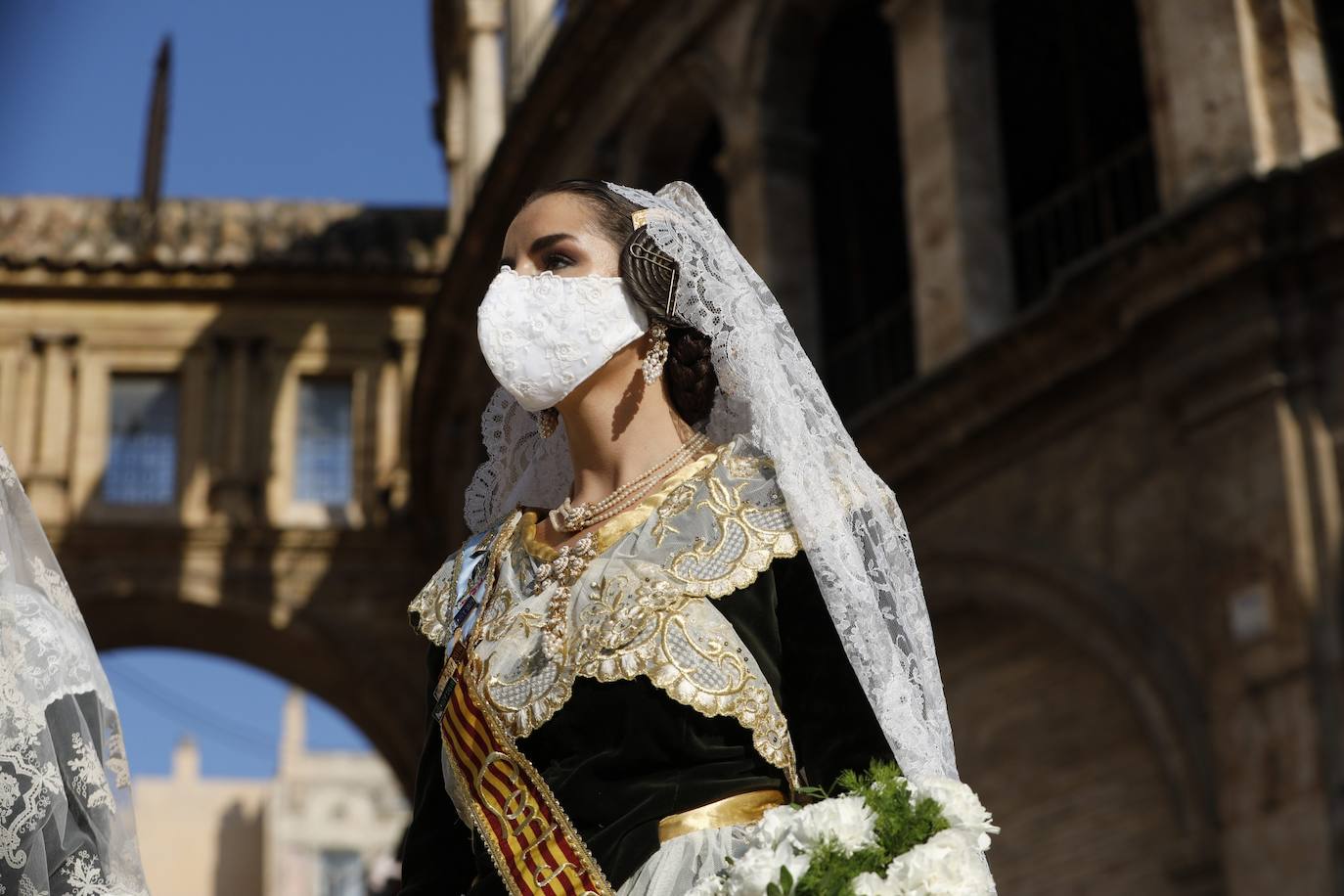 Los falleros se reencuentran con la Virgen este viernes 3 de septiembre, en las que pasarán a la historia como las Fallas más atípicas por las restricciones de la pandemia. Las comisiones vuelven a recorrer las calles de Valencia tras la cancelación de las fiestas el pasado 2020.