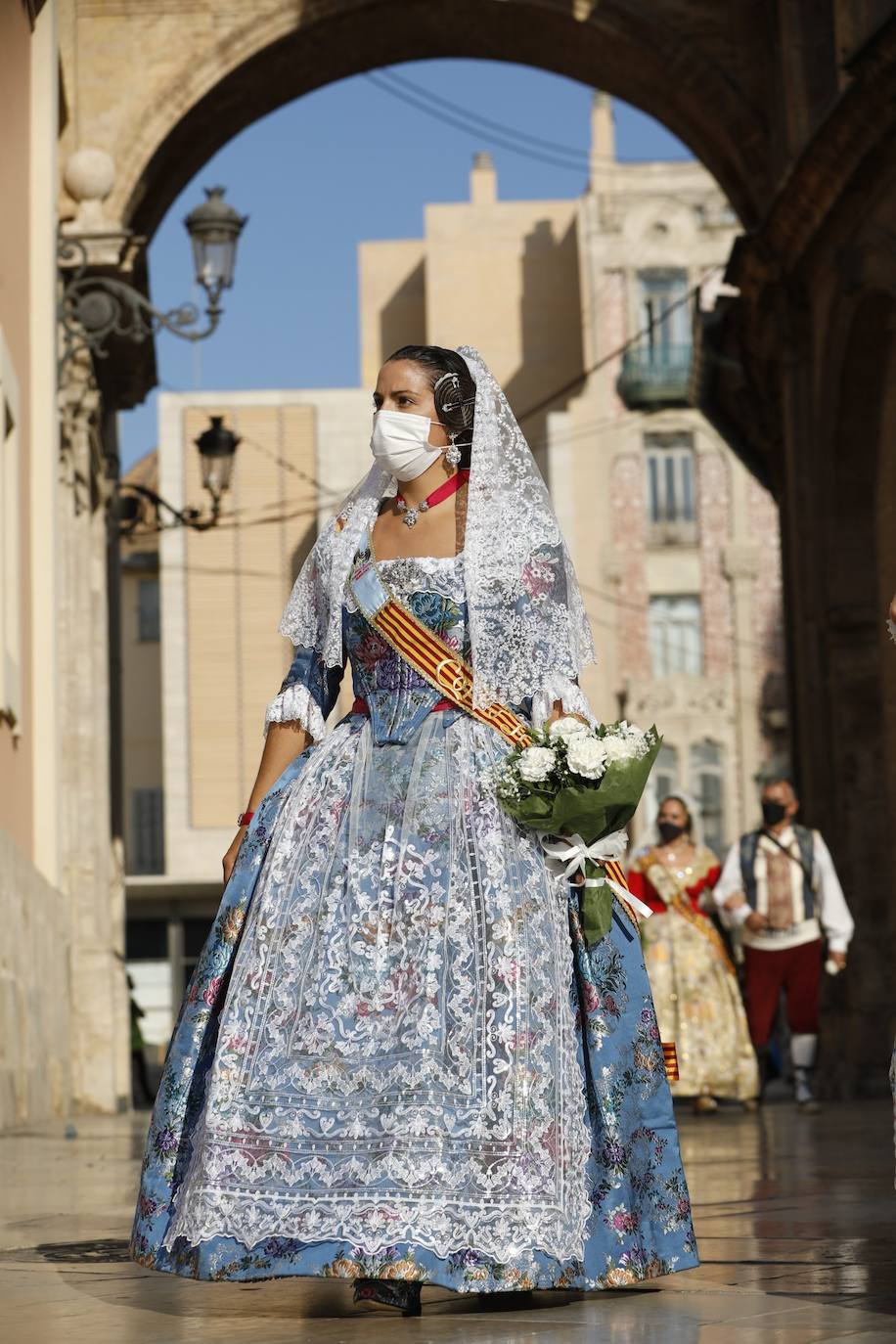 Los falleros se reencuentran con la Virgen este viernes 3 de septiembre, en las que pasarán a la historia como las Fallas más atípicas por las restricciones de la pandemia. Las comisiones vuelven a recorrer las calles de Valencia tras la cancelación de las fiestas el pasado 2020.