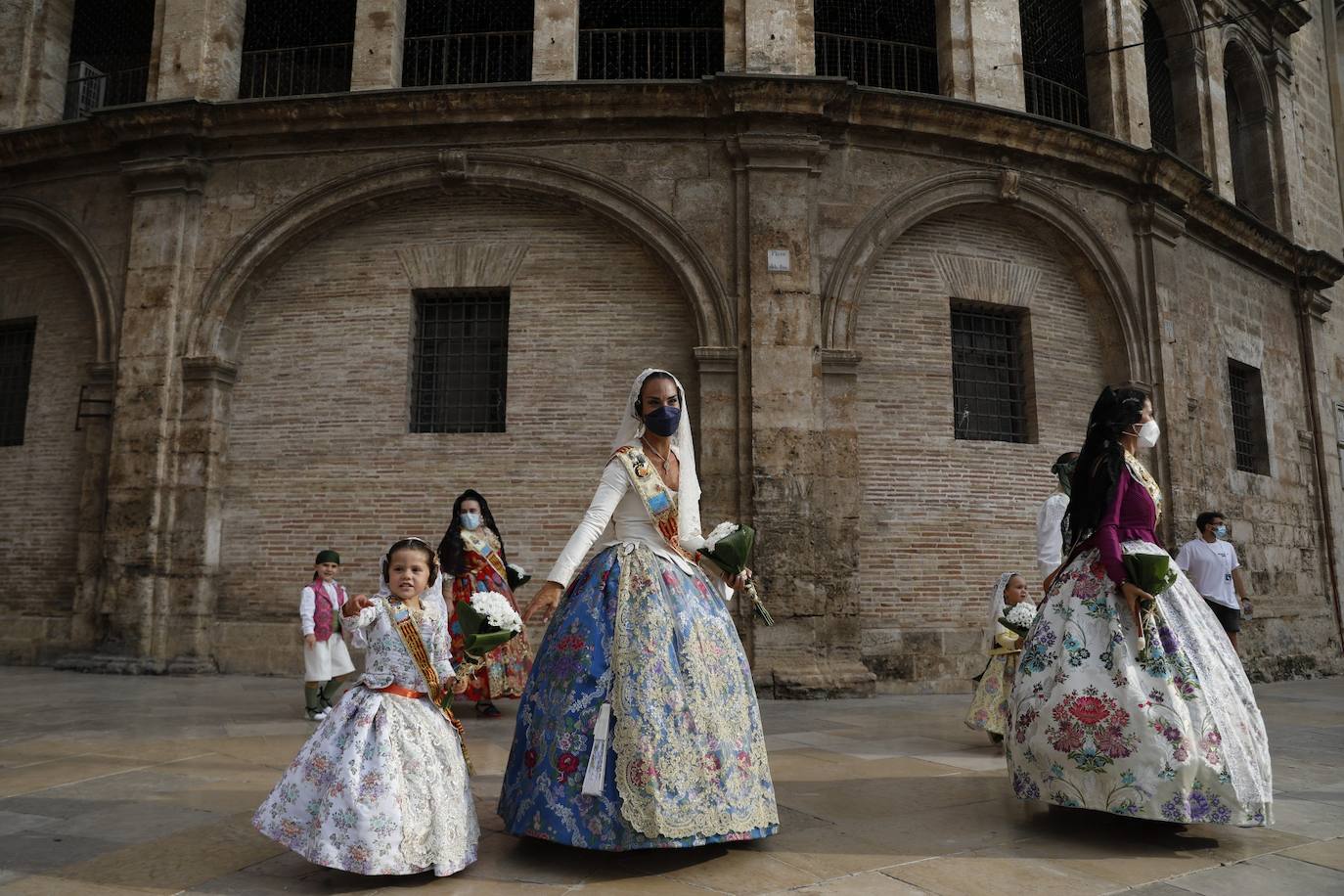 Los falleros se reencuentran con la Virgen este viernes 3 de septiembre, en las que pasarán a la historia como las Fallas más atípicas por las restricciones de la pandemia. Las comisiones vuelven a recorrer las calles de Valencia tras la cancelación de las fiestas el pasado 2020.