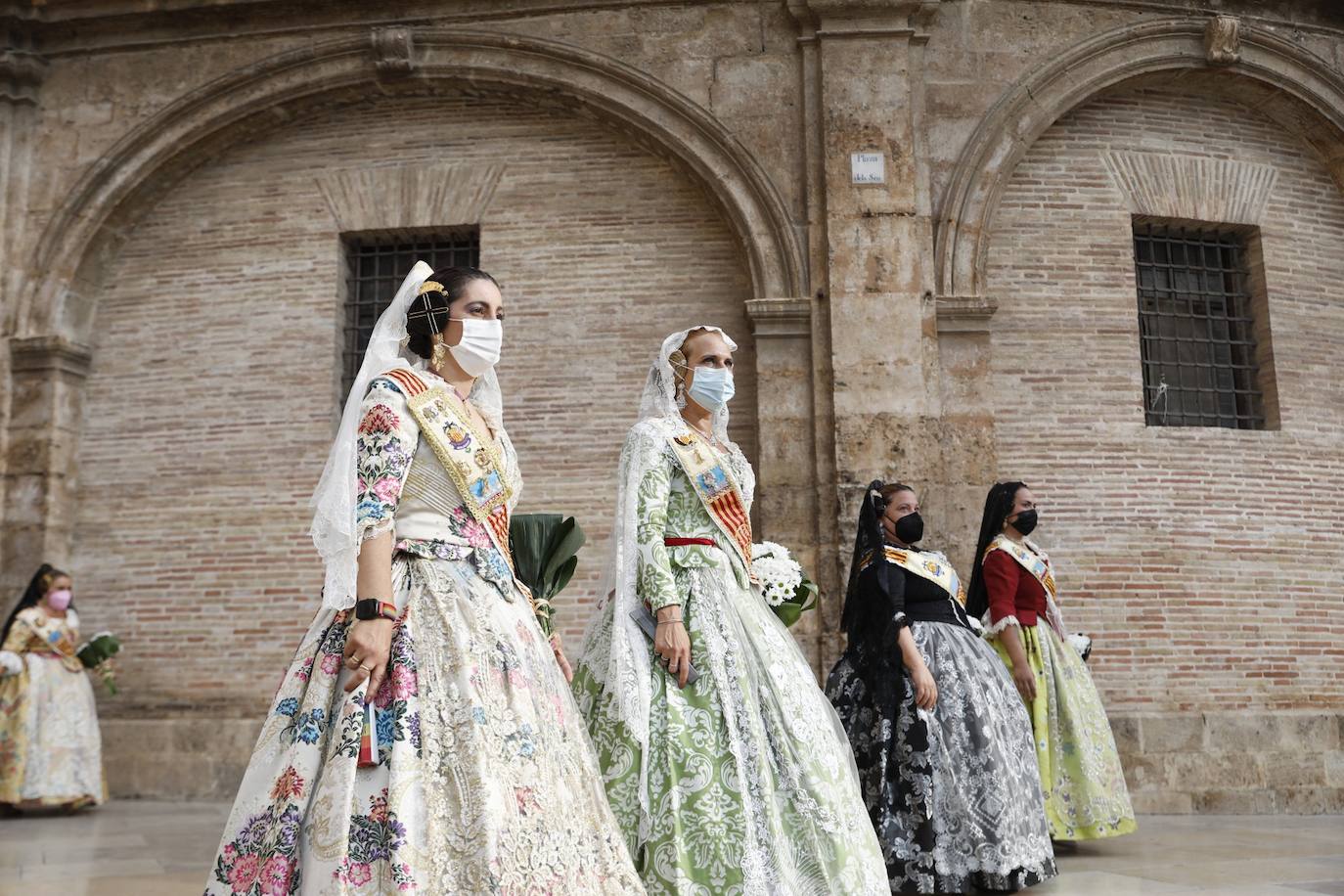 Falleras recorren las calles de Valencia durante la Ofrenda de este viernes. 