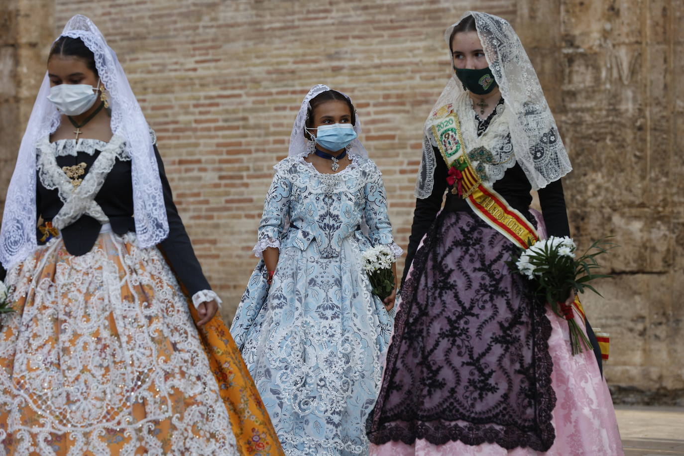 Las falleras llegan a la playa de la Virgen en la mañana del segundo día de la Ofrenda.