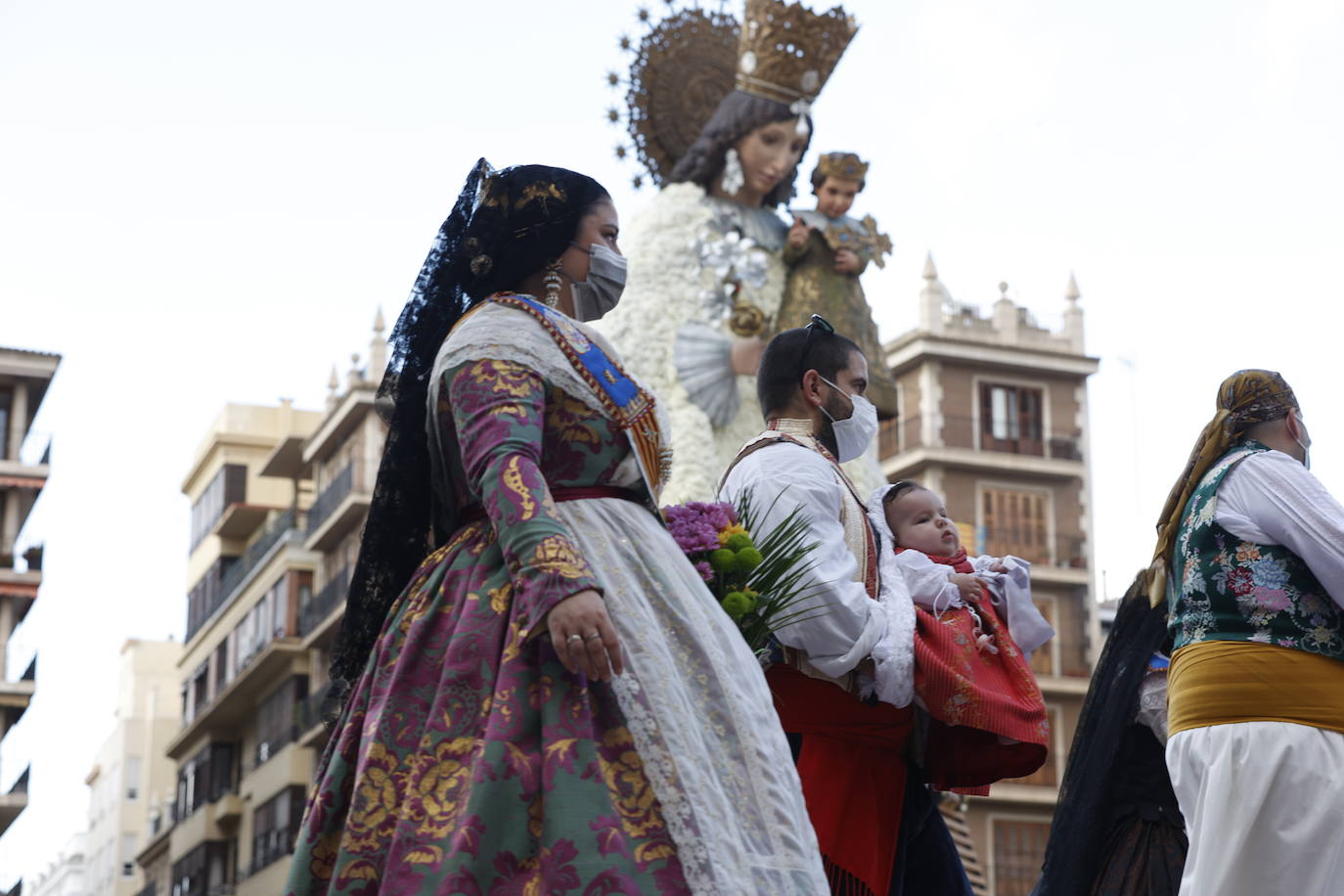 Las falleras llegan a la playa de la Virgen en la mañana del segundo día de la Ofrenda.