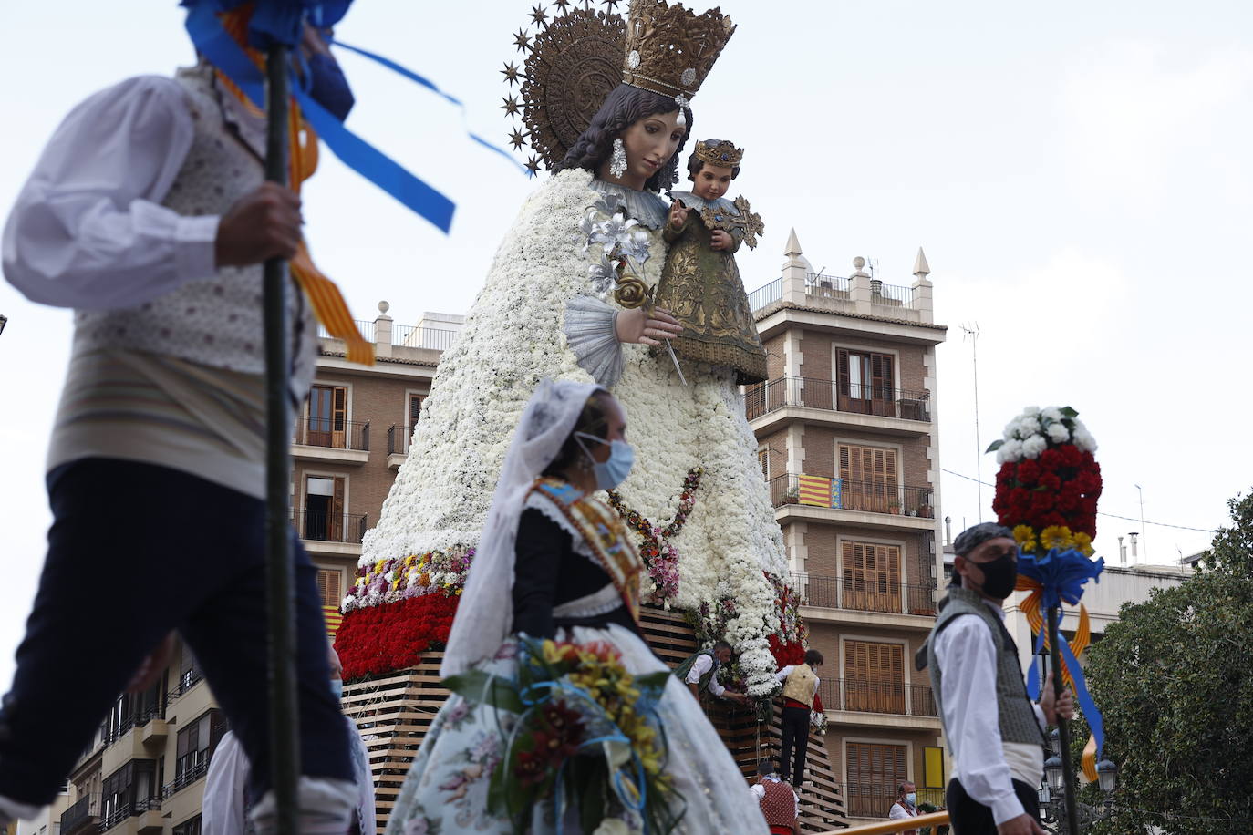 Las falleras llegan a la playa de la Virgen en la mañana del segundo día de la Ofrenda.