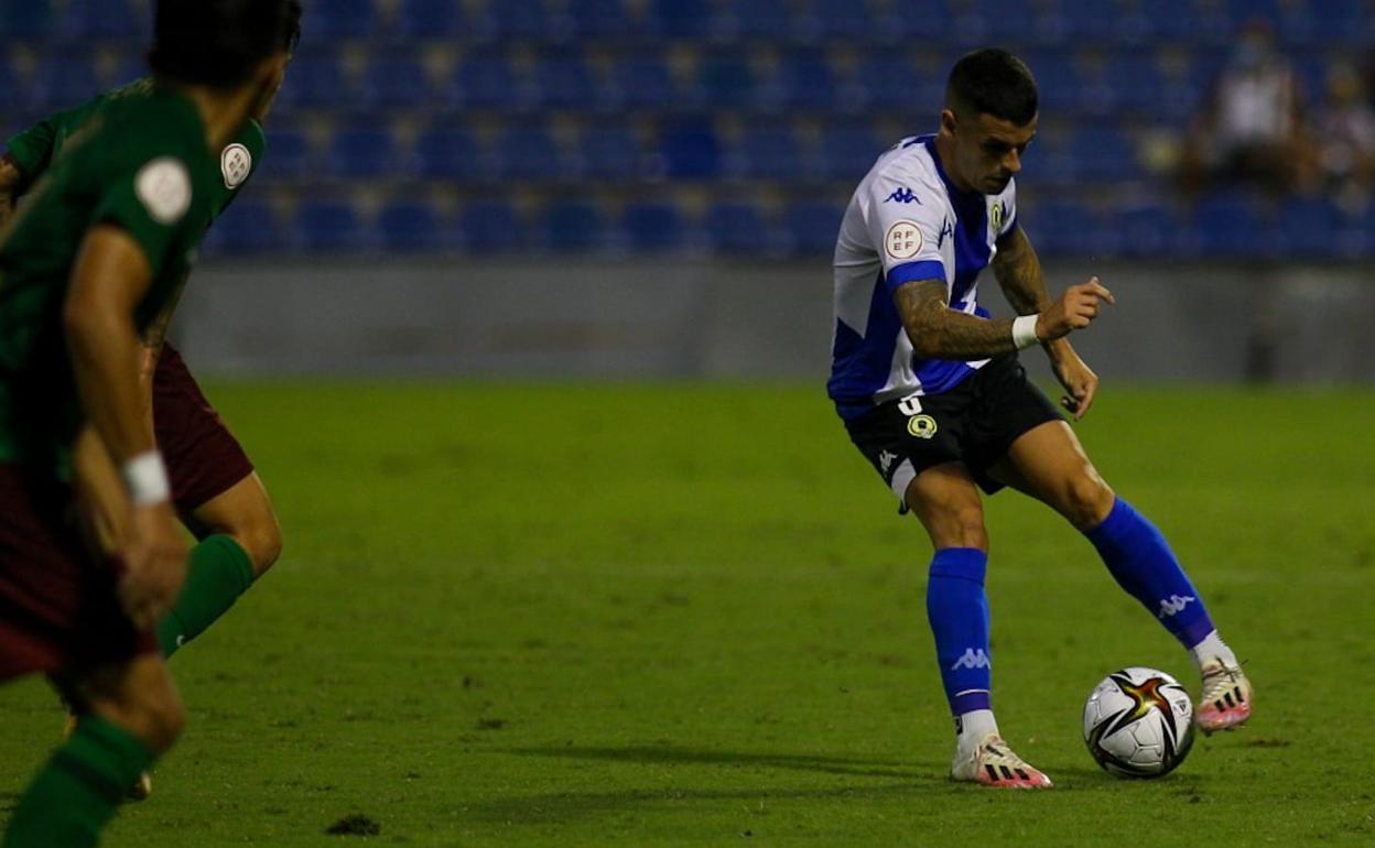 El lateral izquierdo blanquiazul Álex Martínez, durante el partido de ayer ante el filial nazarí. 