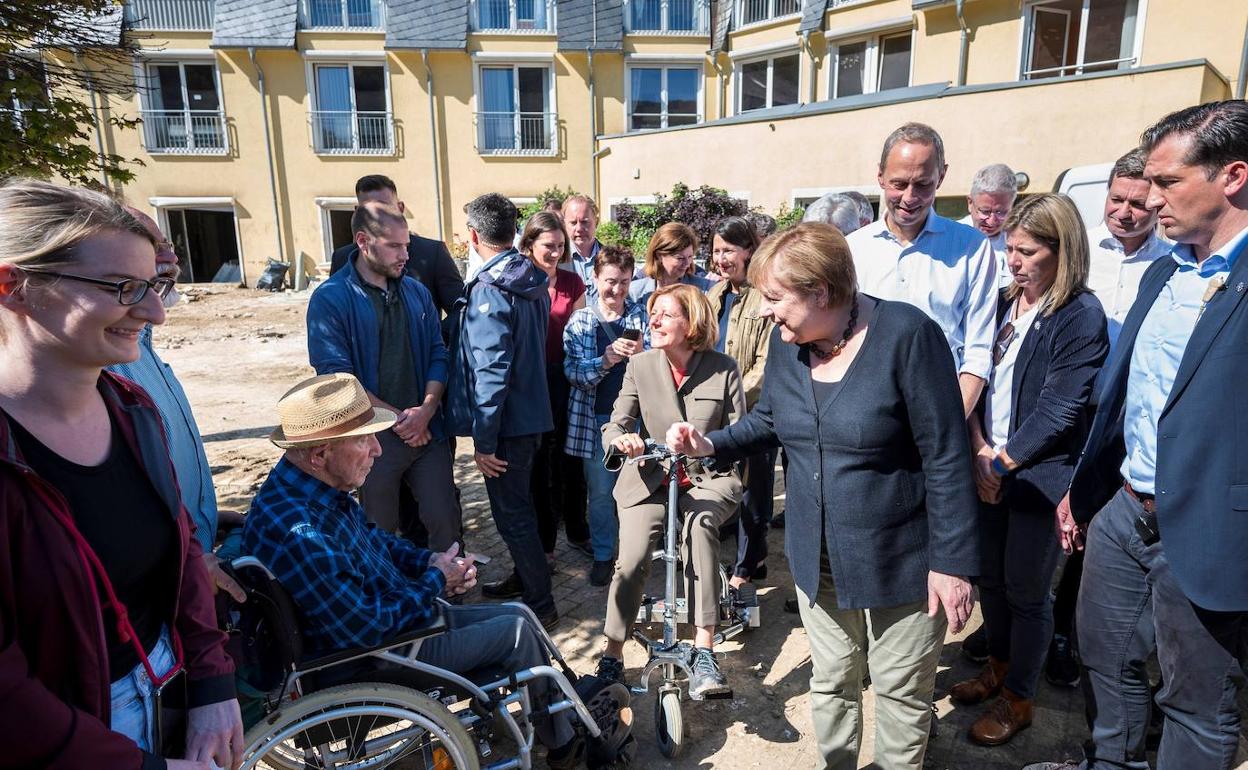 La canciller Angela Merkel habla, ayer, con los vecinos de Altenburg.. 