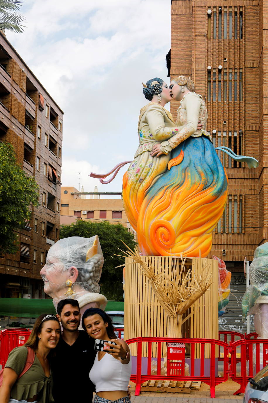 El mismo artista ha realizado dos de las tres fallas que se destacan en esta ruta, ya que Chuky es el responsable de una de las fallas, a su vez, más llamativas de estas Fallas 2021.