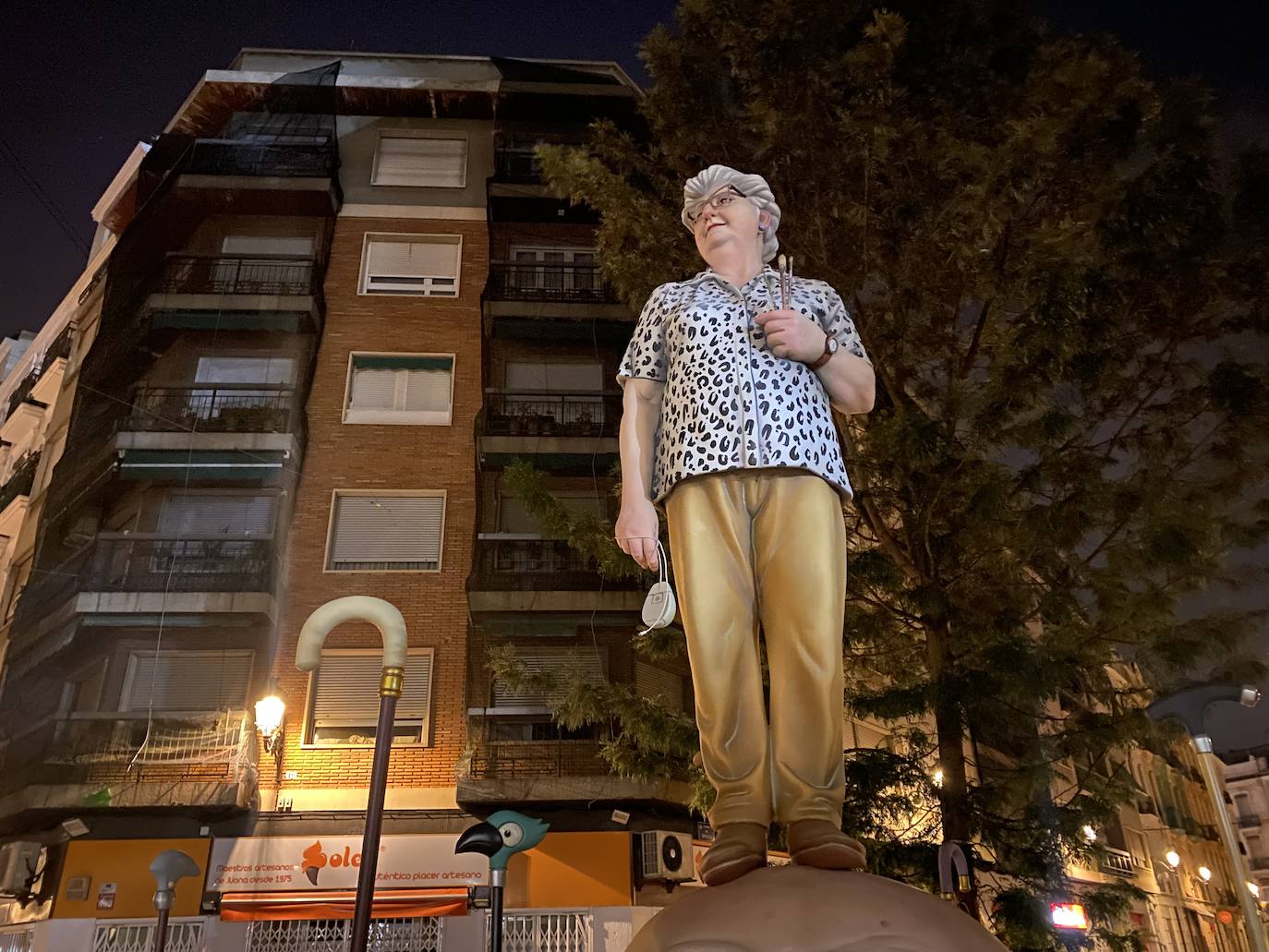 El artista fallero Raúl Martínez Ruiz, más conocido como 'Chuky' ha plantado a la buena de concha García en su falla para la comisión de Sevilla-Denia, en pleno barrio de Ruzafa.