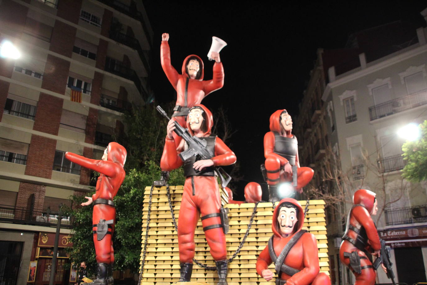 La sorpresa llegó cuando la falla plantó el monumento que se pudo contemplar en la demarcación que el trabajo rinde homenaje a una de las series españolas más famosas: La Casa de Papel, que en esta ocasión se ha renombrado como 'La Falla de Papel'.