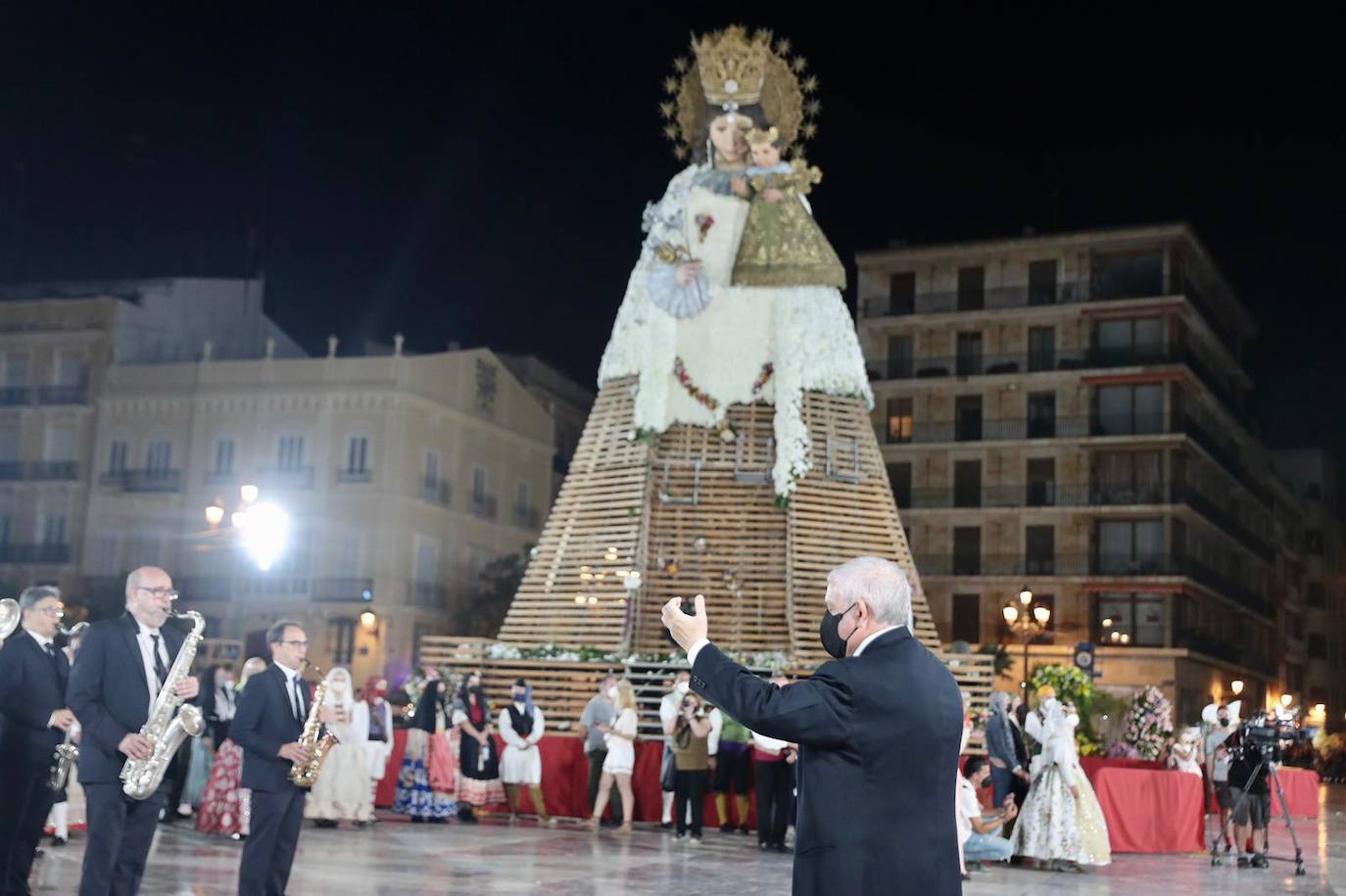 Los falleros se reencuentran con la Virgen este viernes 3 de septiembre, en las que pasarán a la historia como las Fallas más atípicas por las restricciones de la pandemia. Las comisiones vuelven a recorrer las calles de Valencia tras la cancelación de las fiestas el pasado 2020.