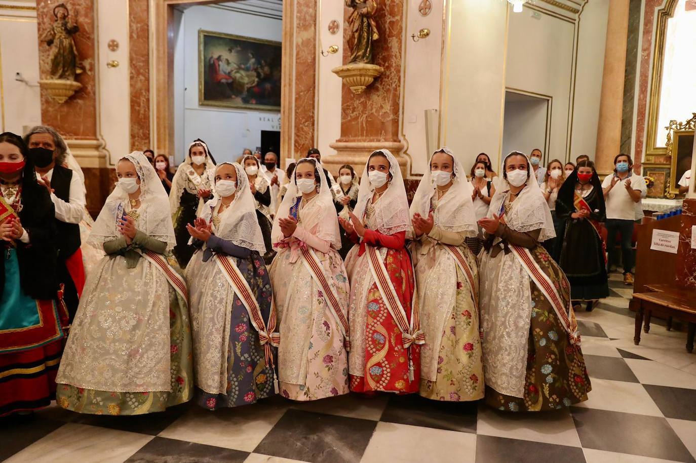 Los falleros se reencuentran con la Virgen este viernes 3 de septiembre, en las que pasarán a la historia como las Fallas más atípicas por las restricciones de la pandemia. Las comisiones vuelven a recorrer las calles de Valencia tras la cancelación de las fiestas el pasado 2020.