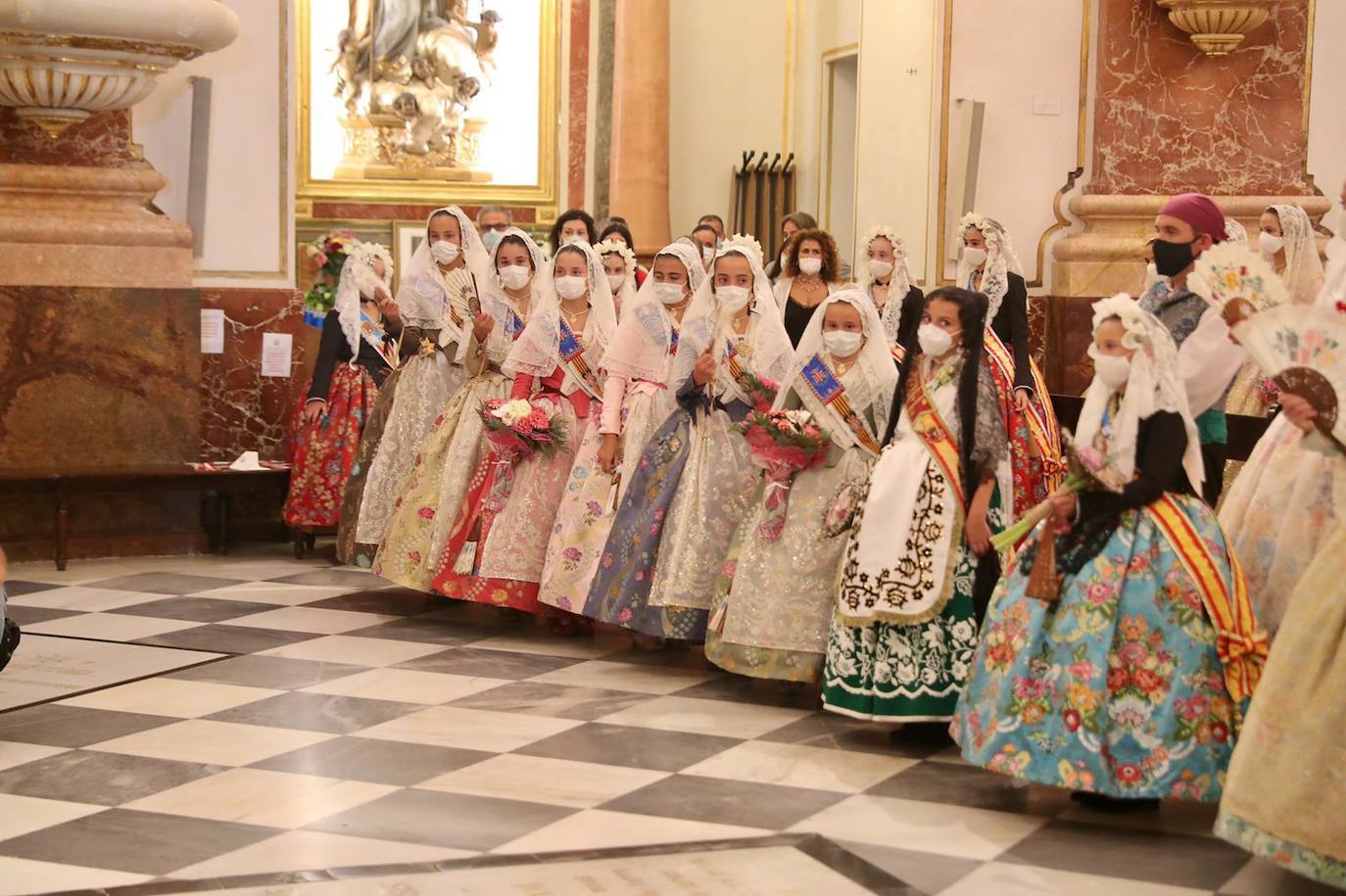 Los falleros se reencuentran con la Virgen este viernes 3 de septiembre, en las que pasarán a la historia como las Fallas más atípicas por las restricciones de la pandemia. Las comisiones vuelven a recorrer las calles de Valencia tras la cancelación de las fiestas el pasado 2020.