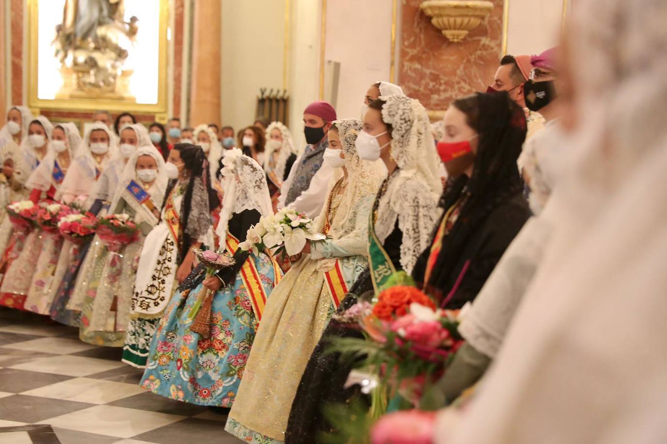 Los falleros se reencuentran con la Virgen este viernes 3 de septiembre, en las que pasarán a la historia como las Fallas más atípicas por las restricciones de la pandemia. Las comisiones vuelven a recorrer las calles de Valencia tras la cancelación de las fiestas el pasado 2020.