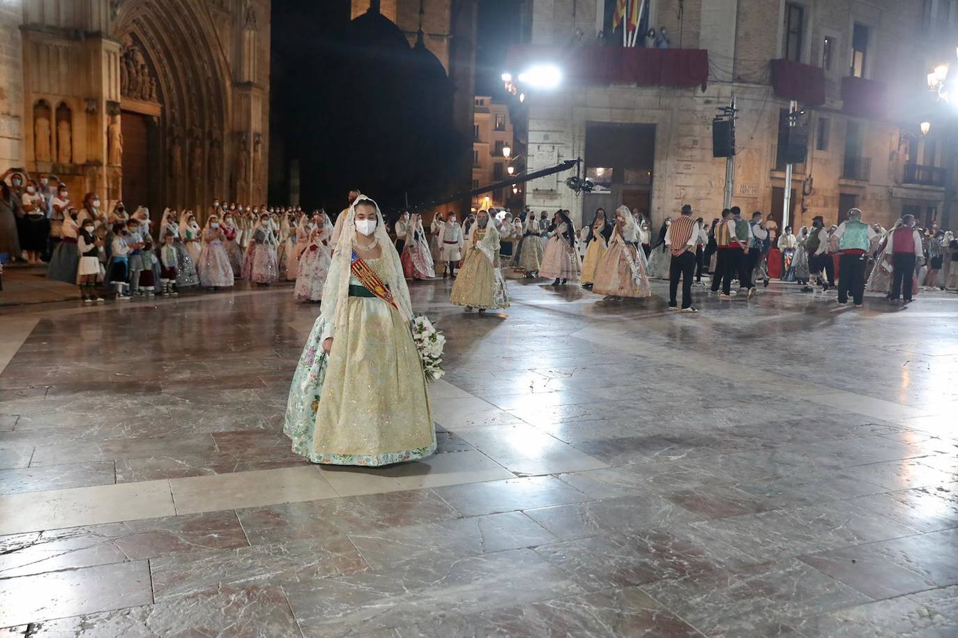 Los falleros se reencuentran con la Virgen este viernes 3 de septiembre, en las que pasarán a la historia como las Fallas más atípicas por las restricciones de la pandemia. Las comisiones vuelven a recorrer las calles de Valencia tras la cancelación de las fiestas el pasado 2020.