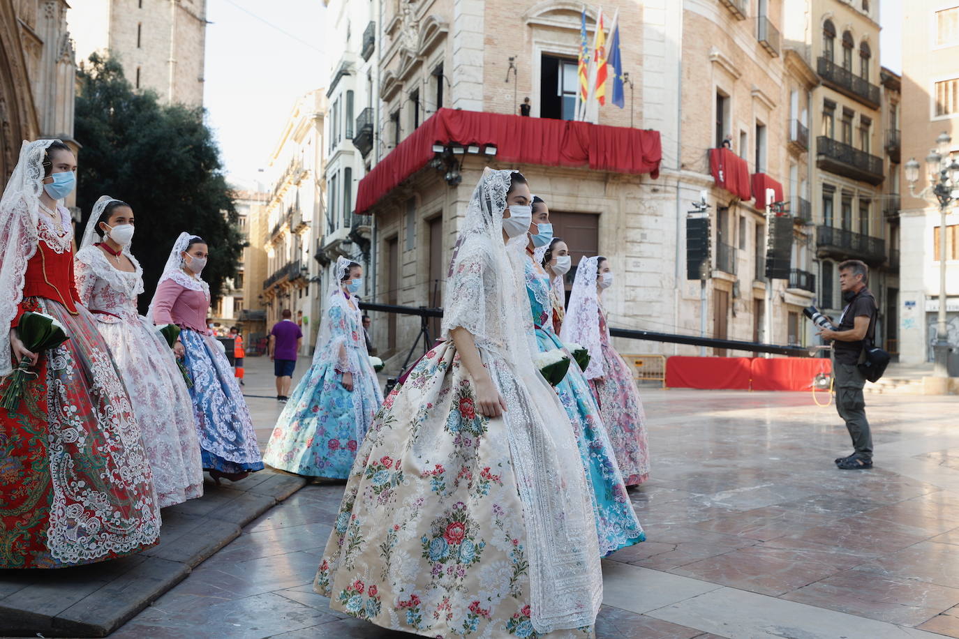 Los falleros llegan a la playa de la Virgen en la mañana del segundo día de la Ofrenda.