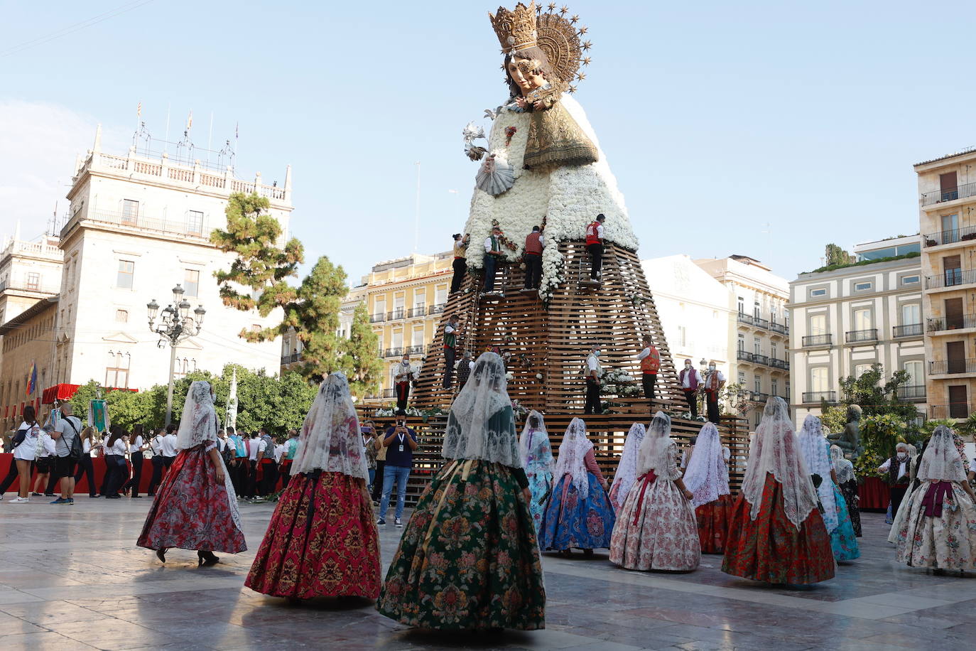 Las falleras llegan a la playa de la Virgen en la mañana del segundo día de la Ofrenda.