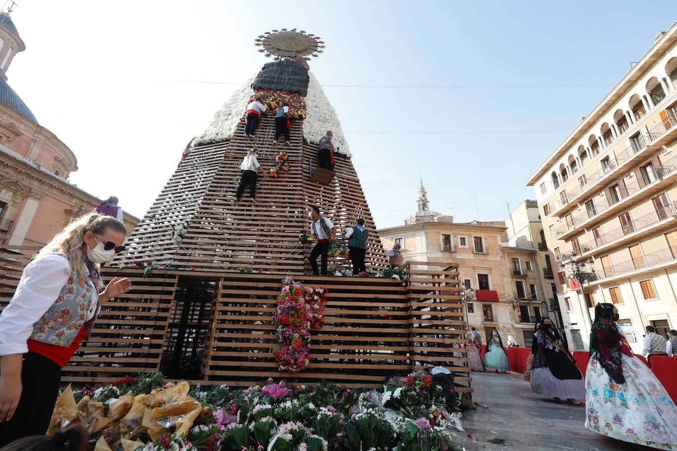 Los falleros llegan a la playa de la Virgen en la mañana del segundo día de la Ofrenda.