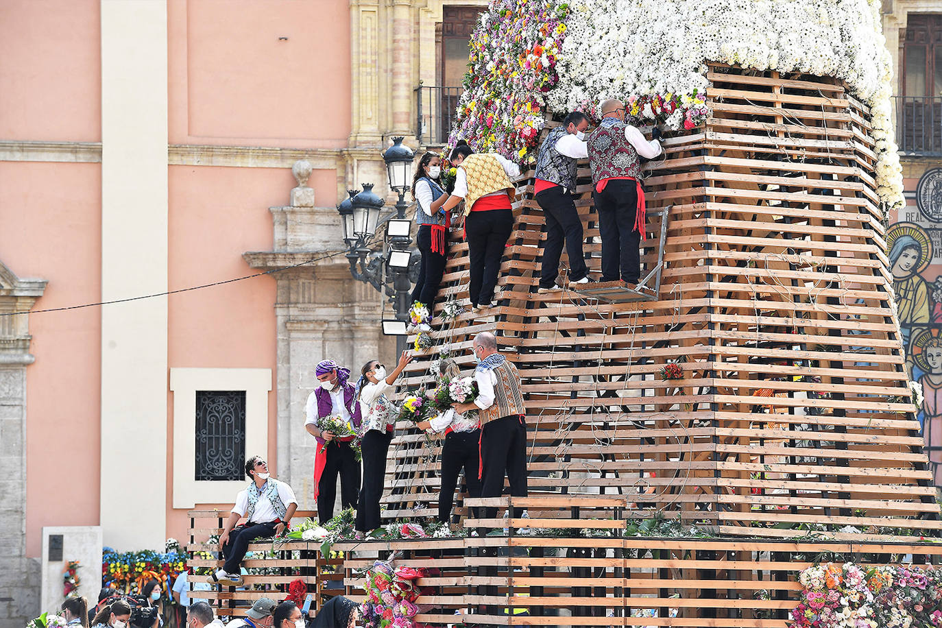 Los falleros llegan a la playa de la Virgen en la mañana del segundo día de la Ofrenda.