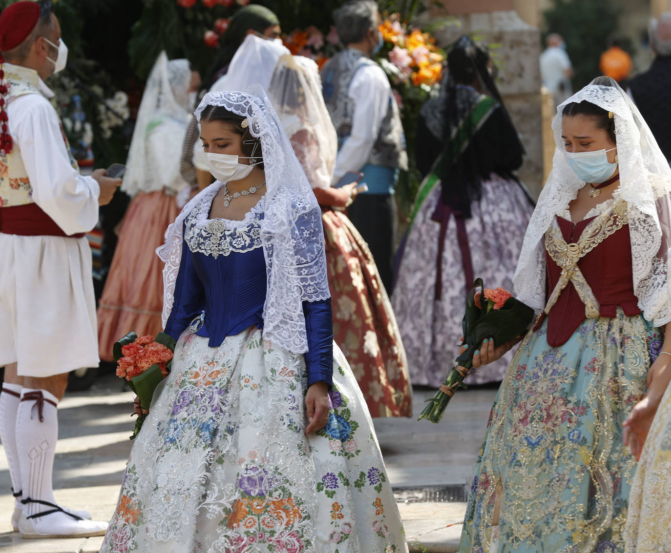 Los falleros llegan a la playa de la Virgen en la mañana del segundo día de la Ofrenda.