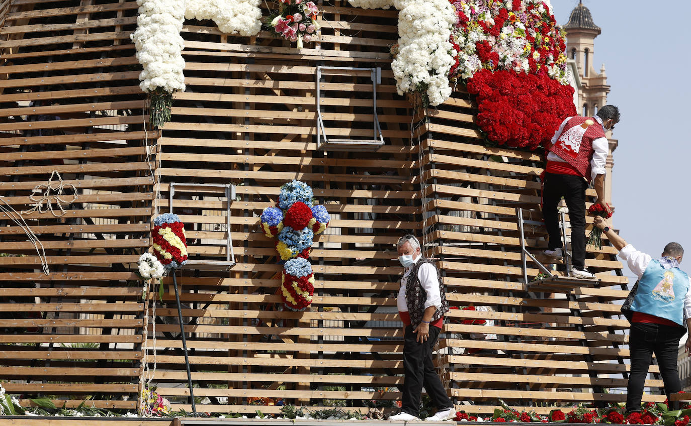 Los falleros llegan a la playa de la Virgen en la mañana del segundo día de la Ofrenda.