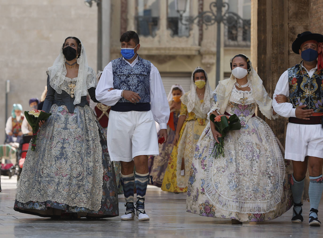 Los falleros llegan a la playa de la Virgen en la mañana del segundo día de la Ofrenda.