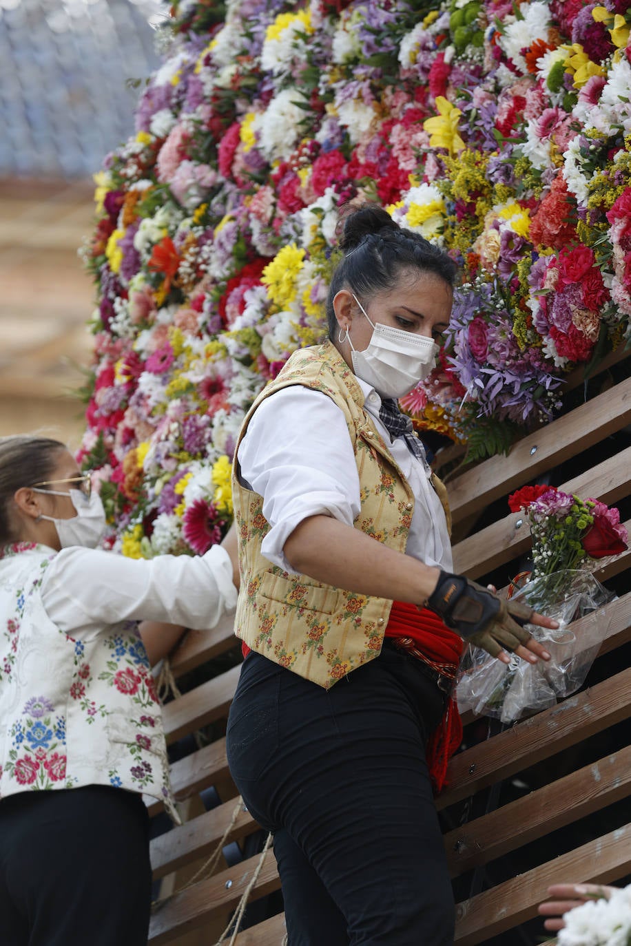 Los falleros llegan a la playa de la Virgen en la mañana del segundo día de la Ofrenda.