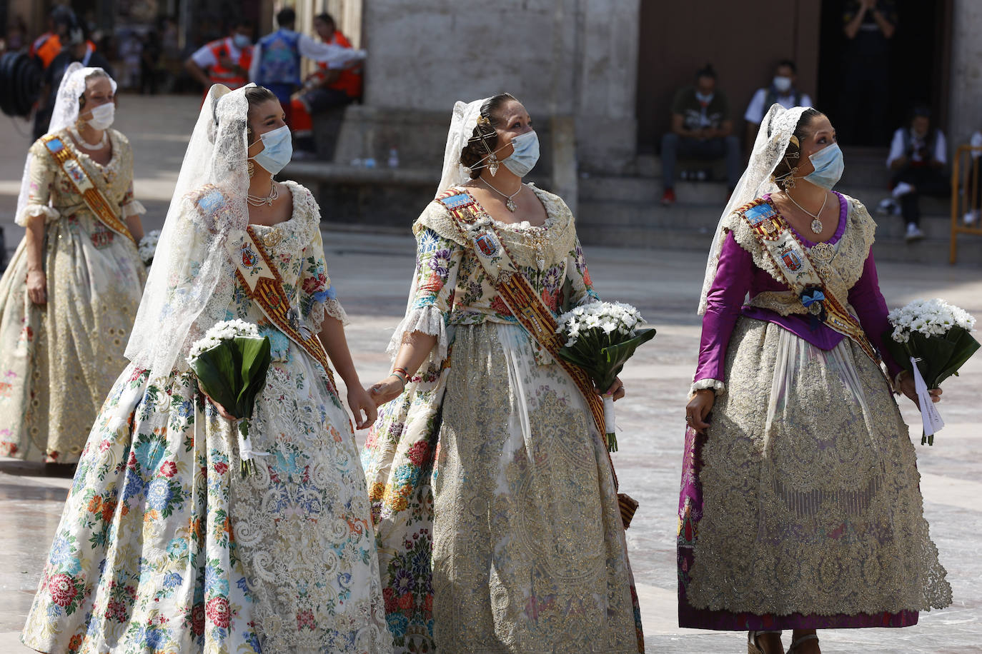 Los falleros llegan a la playa de la Virgen en la mañana del segundo día de la Ofrenda.