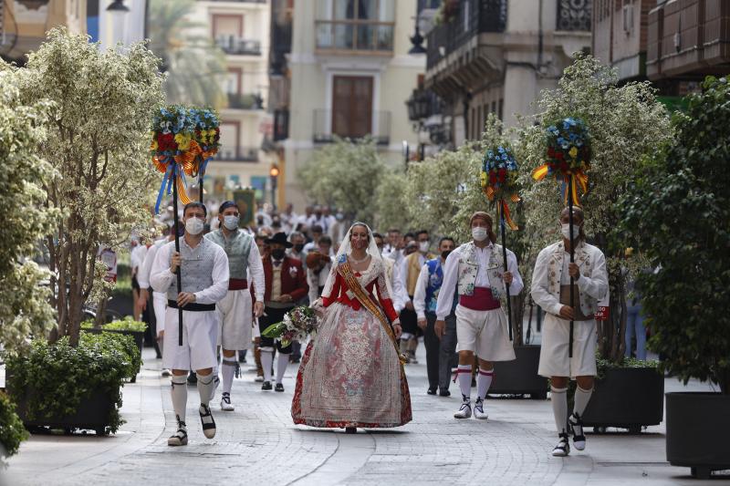 Los falleros llegan a la playa de la Virgen en la mañana del segundo día de la Ofrenda.