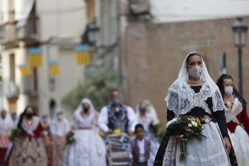 Los falleros llegan a la playa de la Virgen en la mañana del segundo día de la Ofrenda.