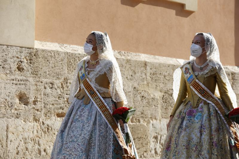 Los falleros llegan a la playa de la Virgen en la mañana del segundo día de la Ofrenda.