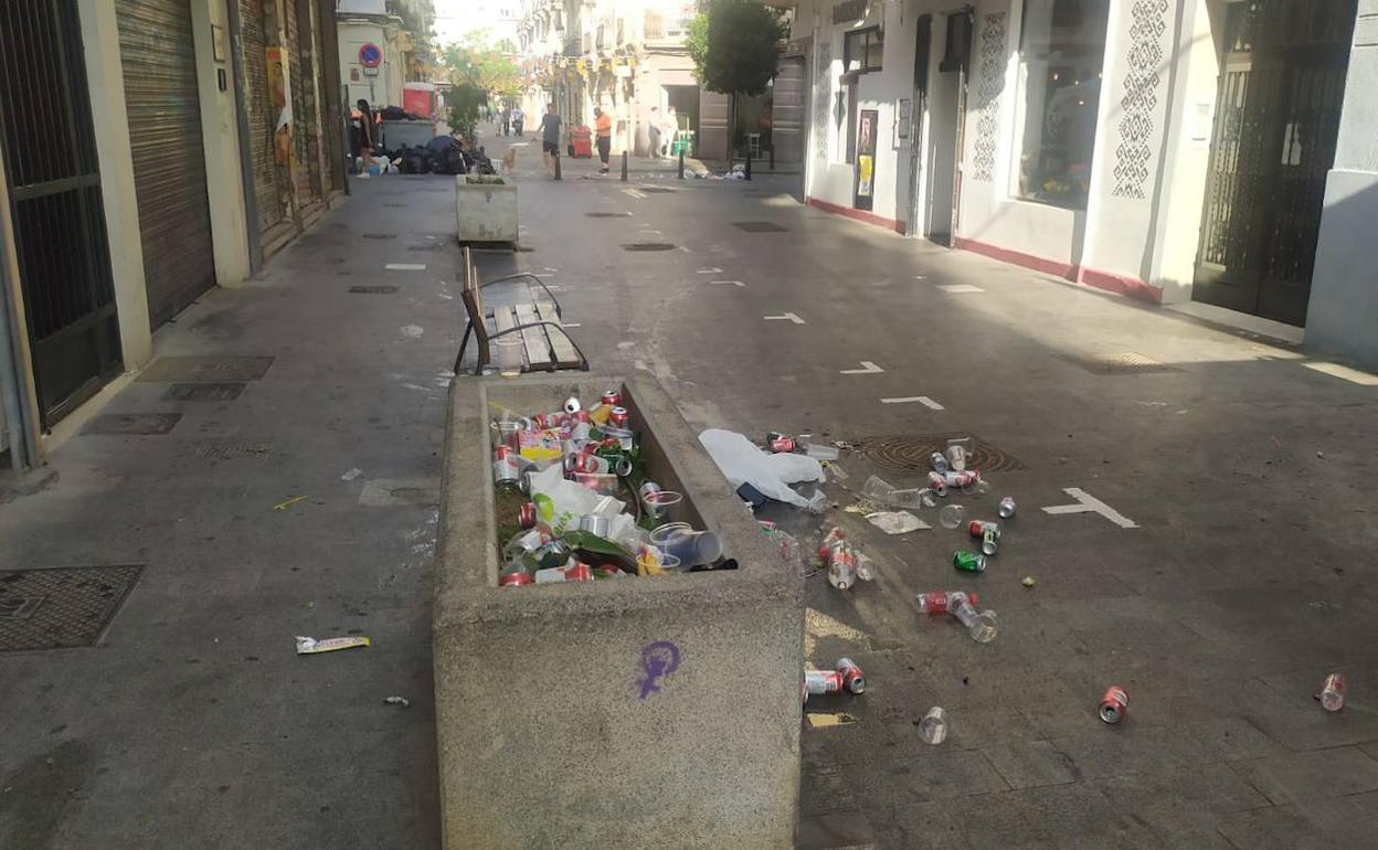 Restos de botellón en una calle de Ruzafa. 