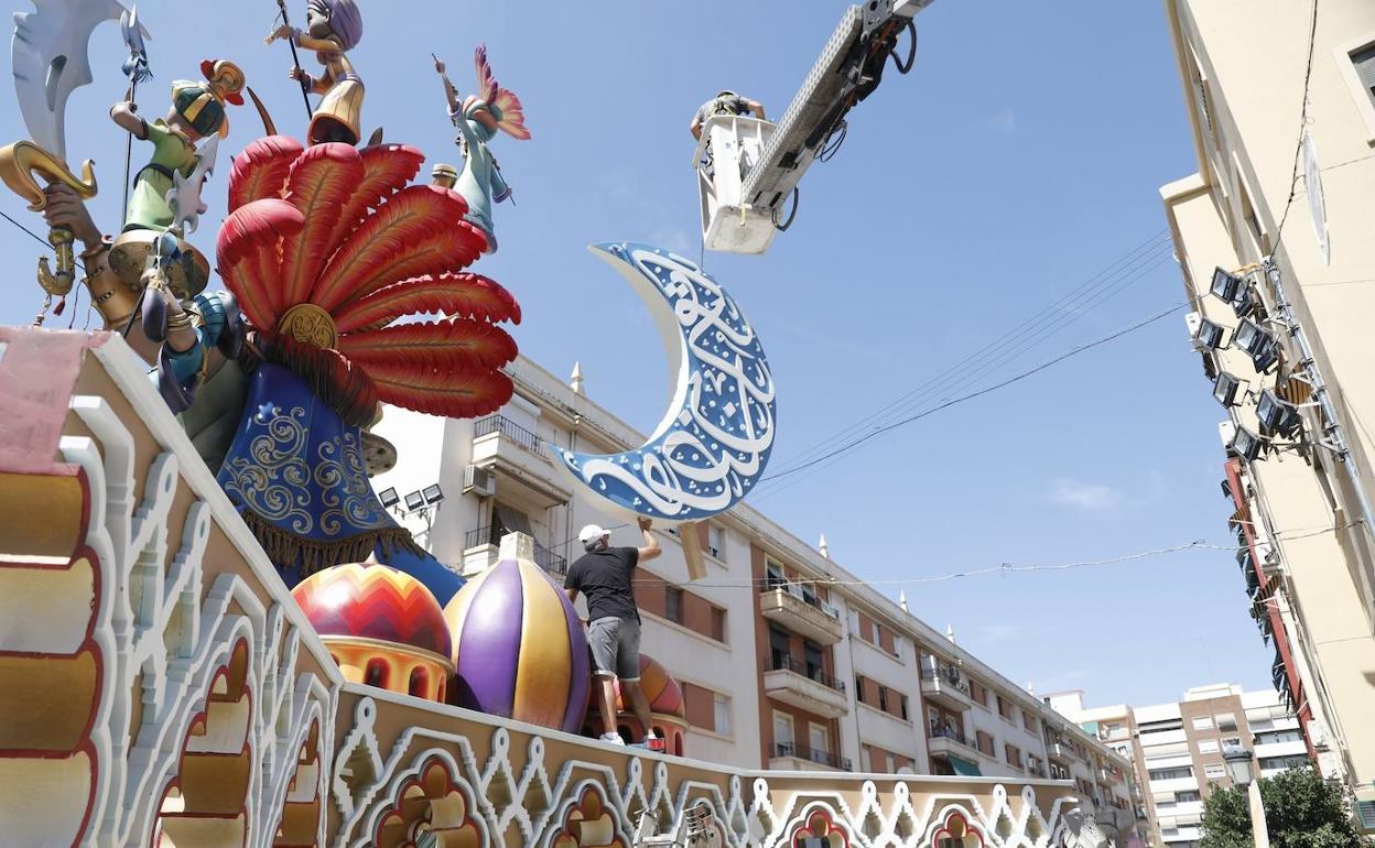 Falla Duque de Gaeta | Duque de Gaeta retira con grúa la luna tras las quejas de las comunidades musulmanas