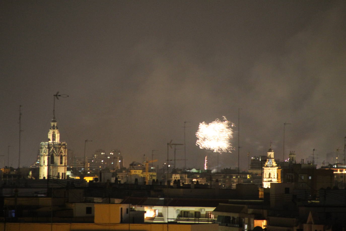 Fotos: El cielo de Valencia se llena de castillos y de columnas de humo negro