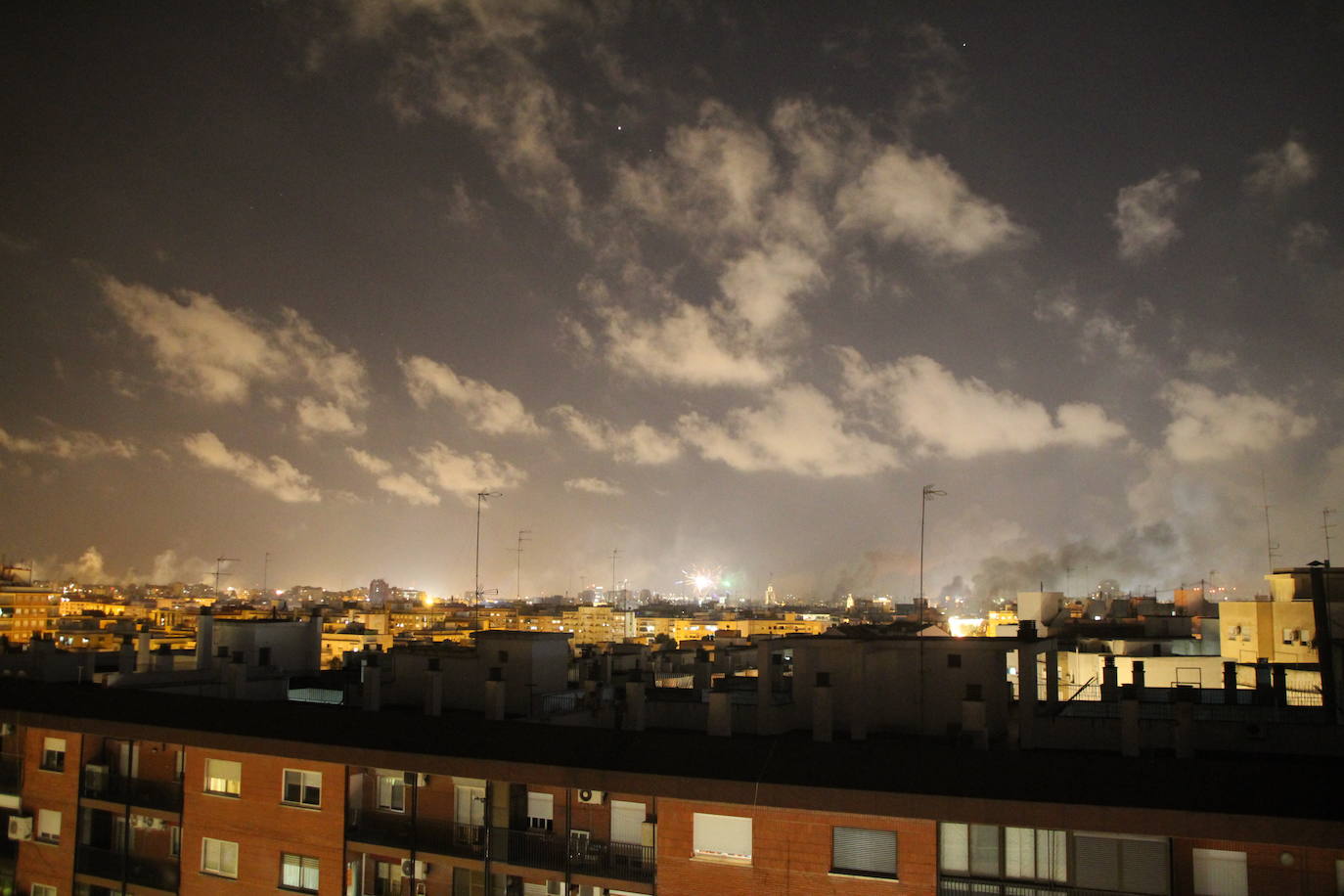 Fotos: El cielo de Valencia se llena de castillos y de columnas de humo negro