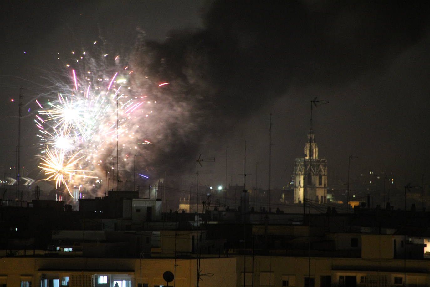 Fotos: El cielo de Valencia se llena de castillos y de columnas de humo negro